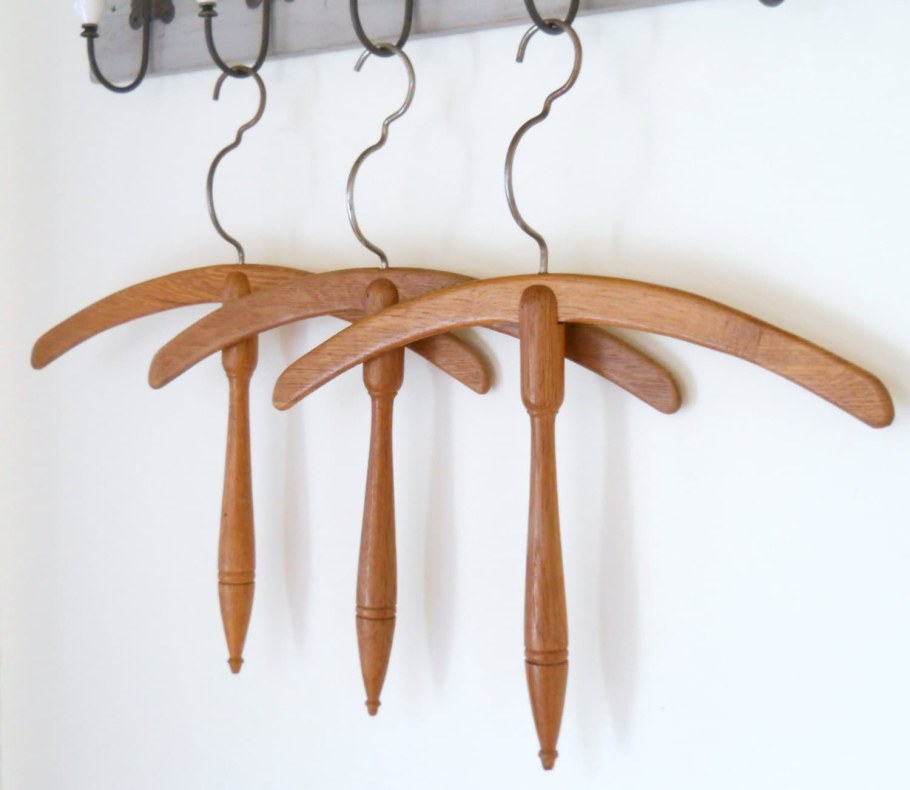 Старинные плечики для одежды