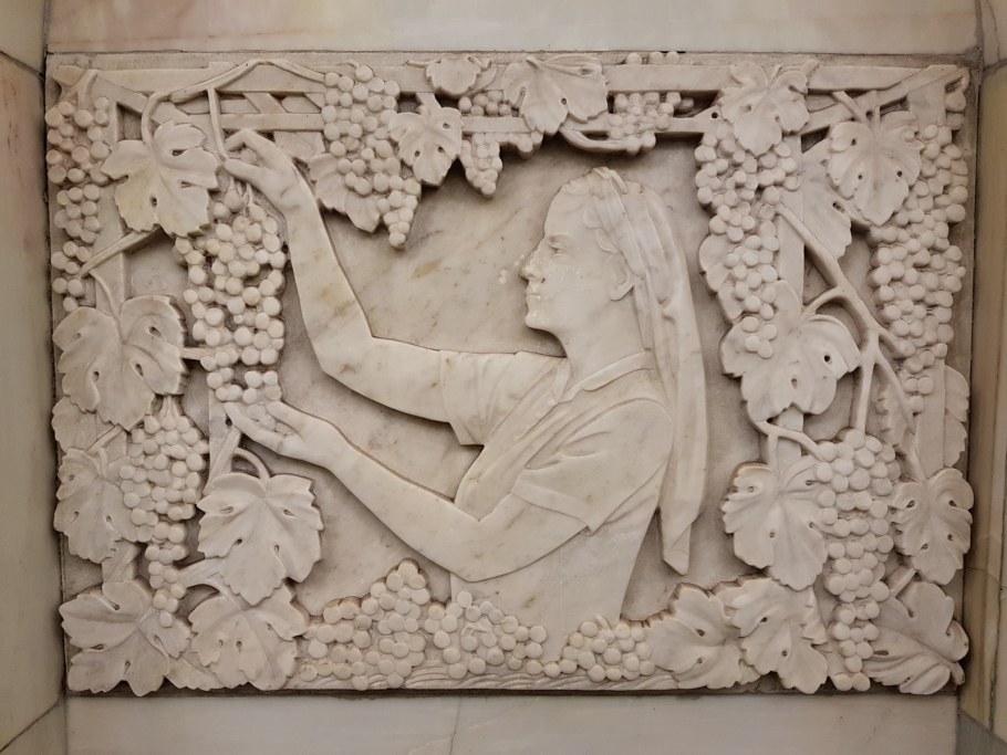 Барельефы на Добрынинской