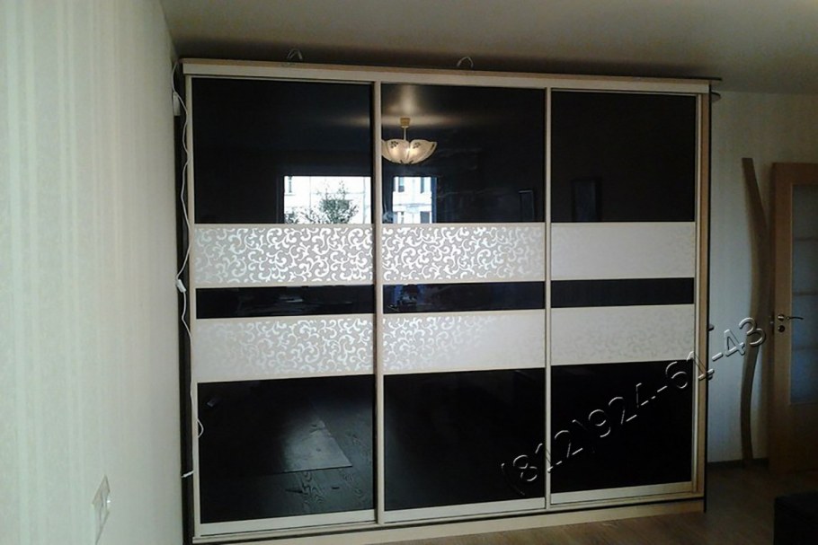 Шкаф купе со вставками лакобель