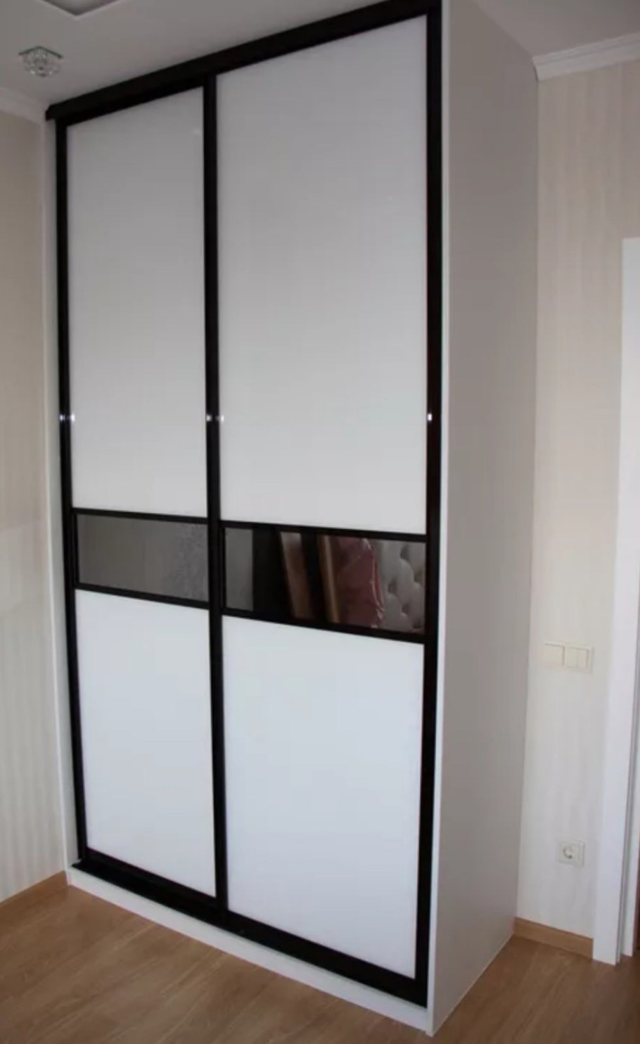 Шкаф купе с черным профилем