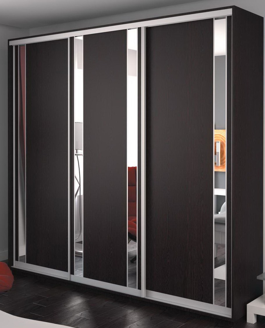 Шкаф купе с вертикальными полосами