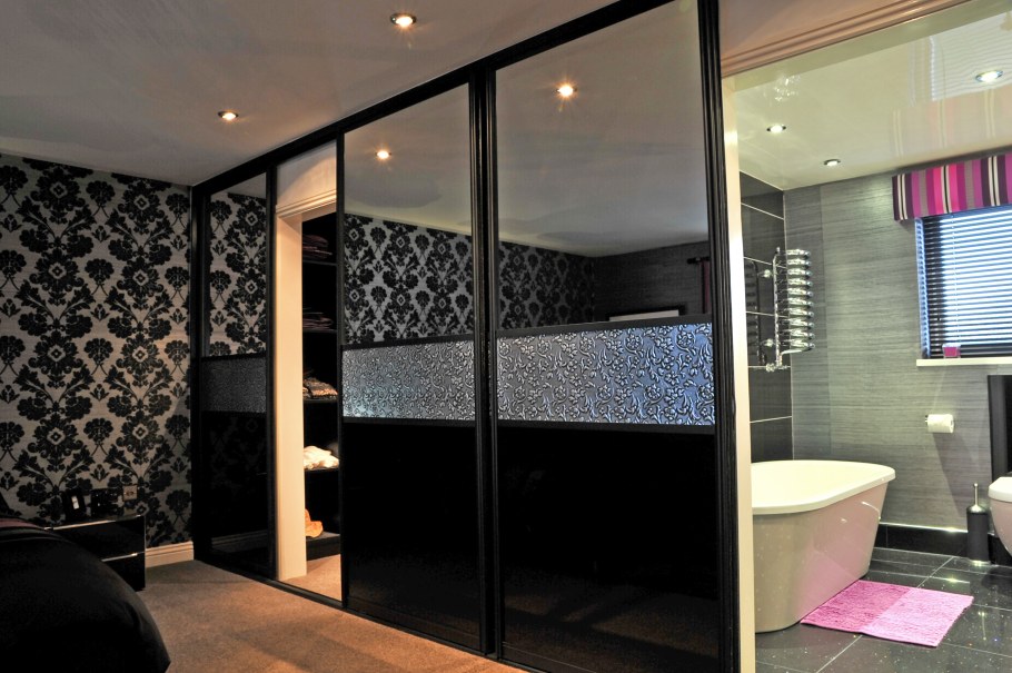 Шкаф купе с кожей и зеркалом