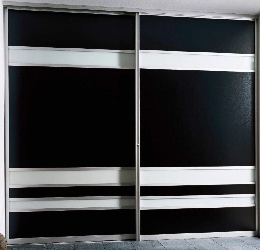 Шкаф с горизонтальными полосками