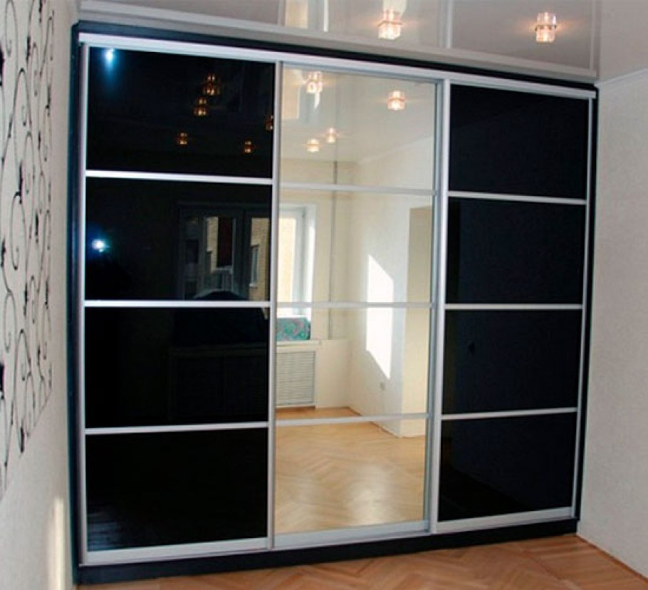 Встроенный шкаф купе черный