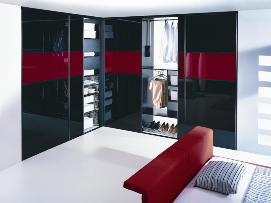 Красный шкаф в интерьере