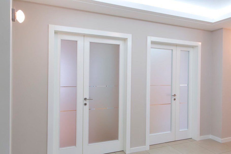 Пластиковые двери межкомнатные