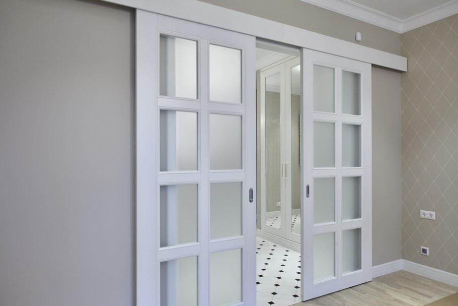 Белые раздвижные двери межкомнатные со стеклом