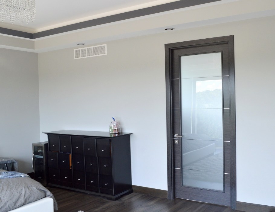 Двери в спальню со стеклом