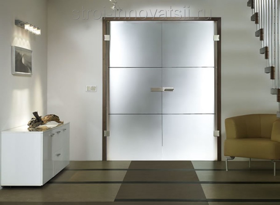 Двухстворчатая стеклянная дверь