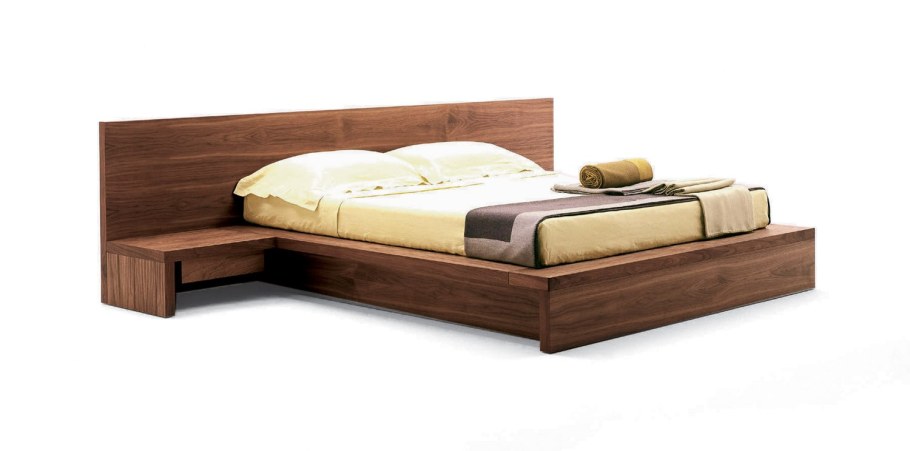 Двуспальная кровать с тумбочками