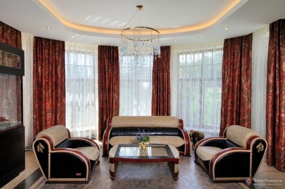 Дизайн натяжных потолков в зале с эркером