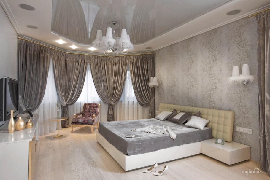 Потолок в спальне с эркером