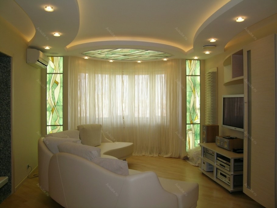 Потолок из гипсокартона фигурный в гостиной с эркером