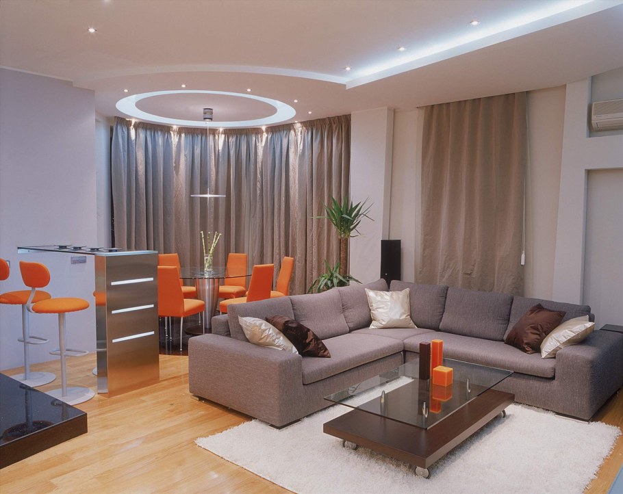 Освещение в гостиной с эркером