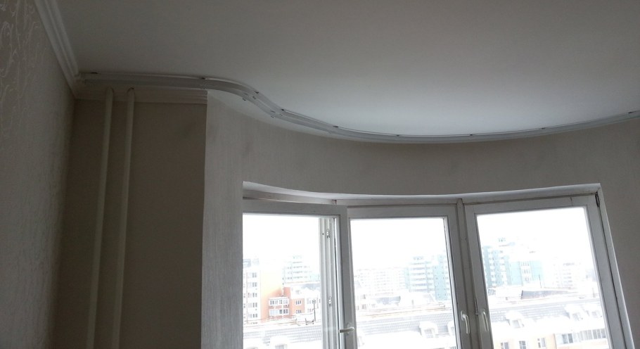 Гибкий карниз для эркера