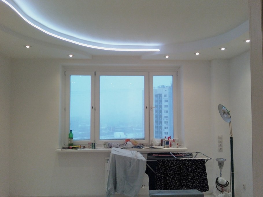 Натяжной потолок в комнате с эркером