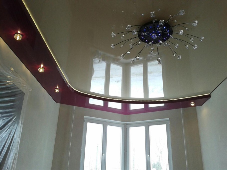 Натяжные потолки с эркером двухуровневые в комнате