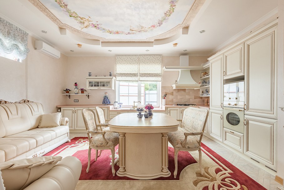 Двухуровневый потолок в классическом стиле