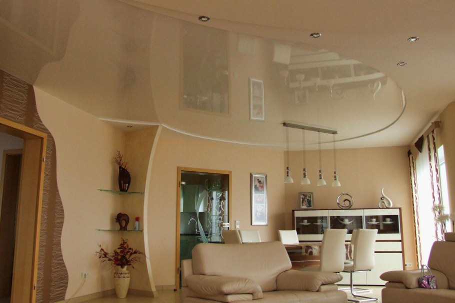 Натяжной потолок с эркером в гостиной