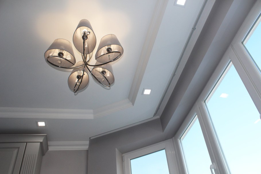 Натяжные потолки на кухне с эркером