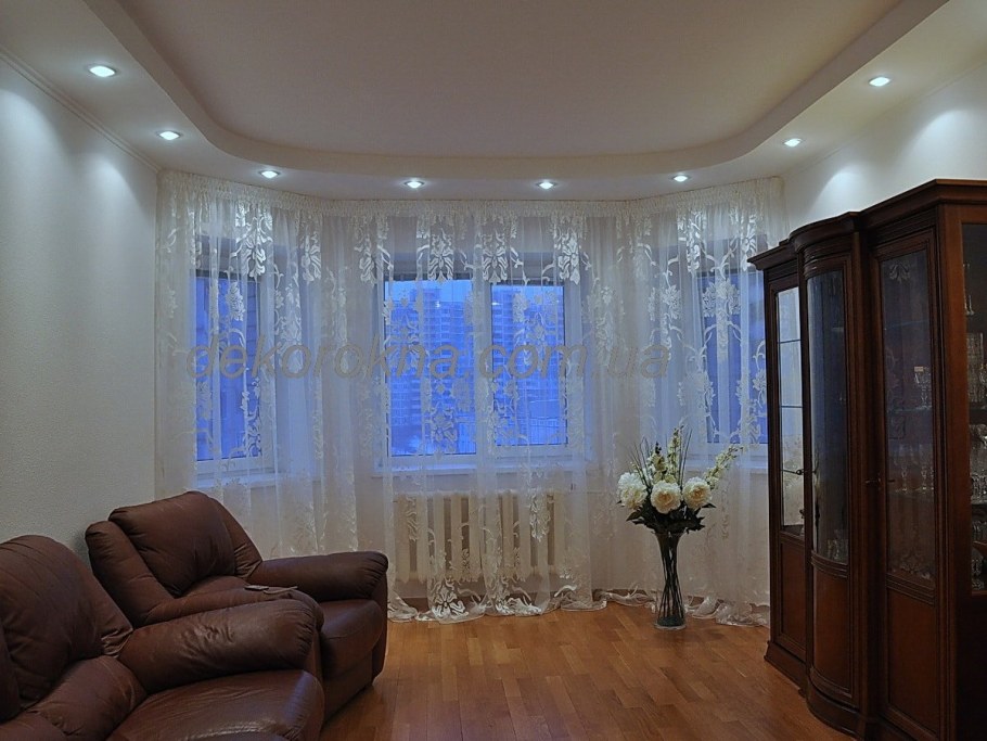 Шторы в эркере для гостиной