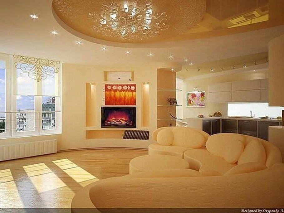 Двухуровневый потолок в гостиной с камином