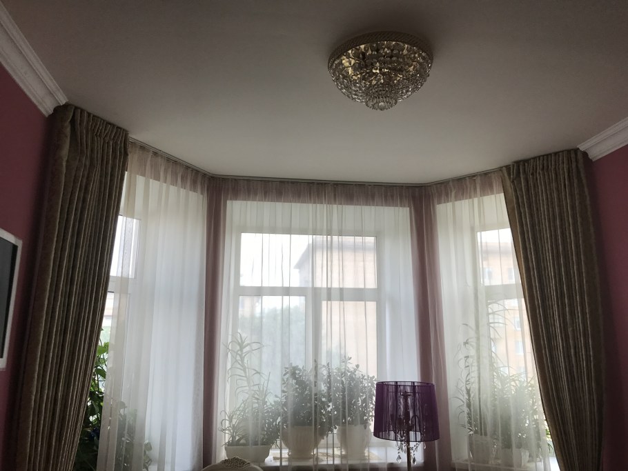 Натяжной потолок с эркером