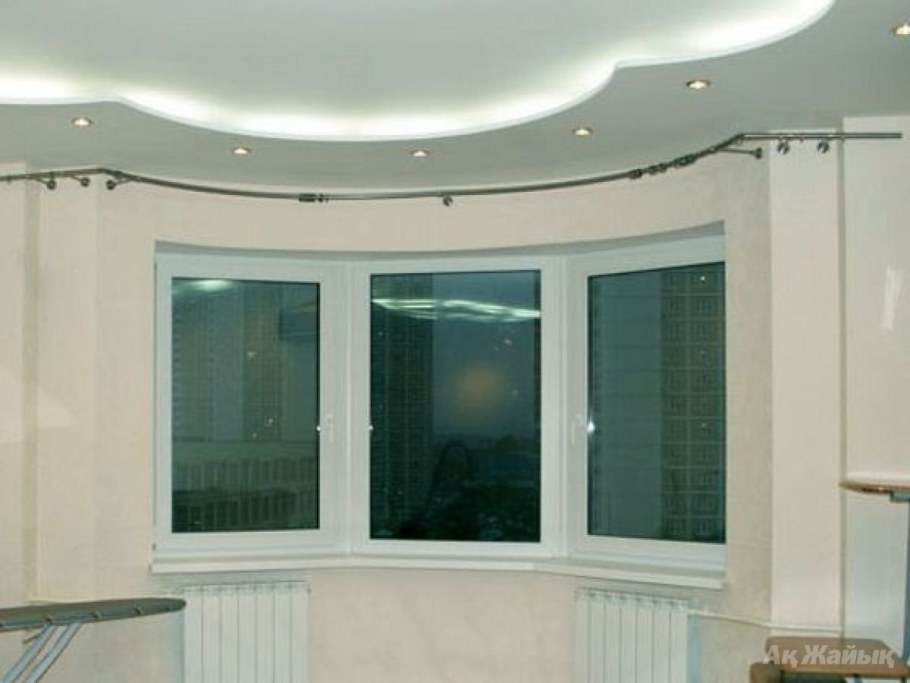 Натяжной потолок с эркером