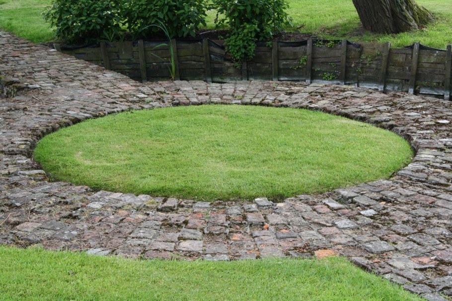 Овальный газон в ландшафтном дизайне