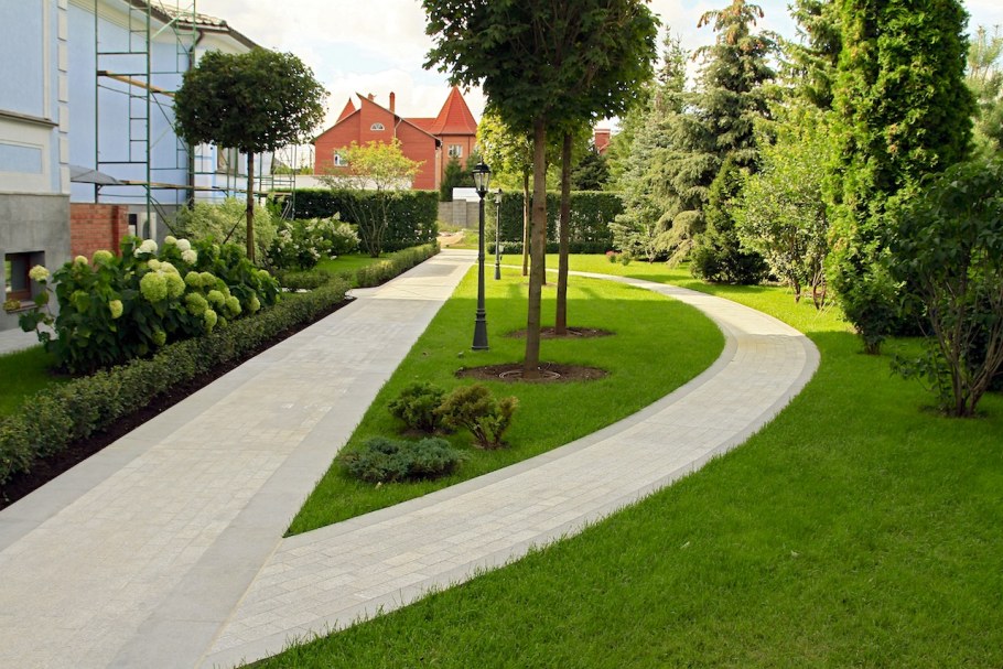 Круглый газон в ландшафте