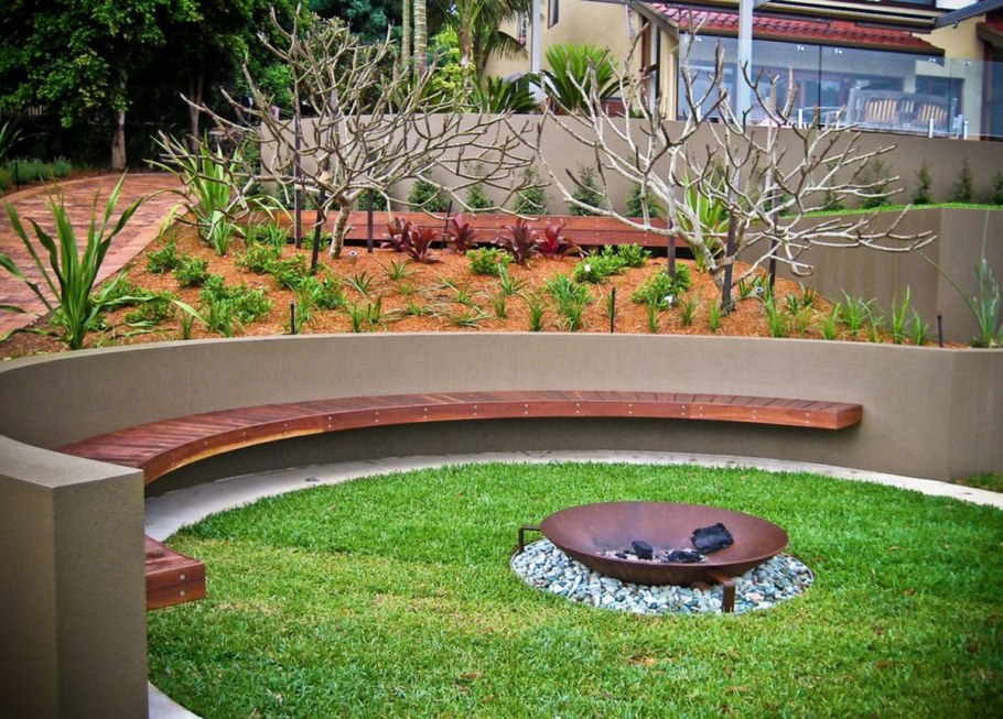 Полукруглая скамья в ландшафте