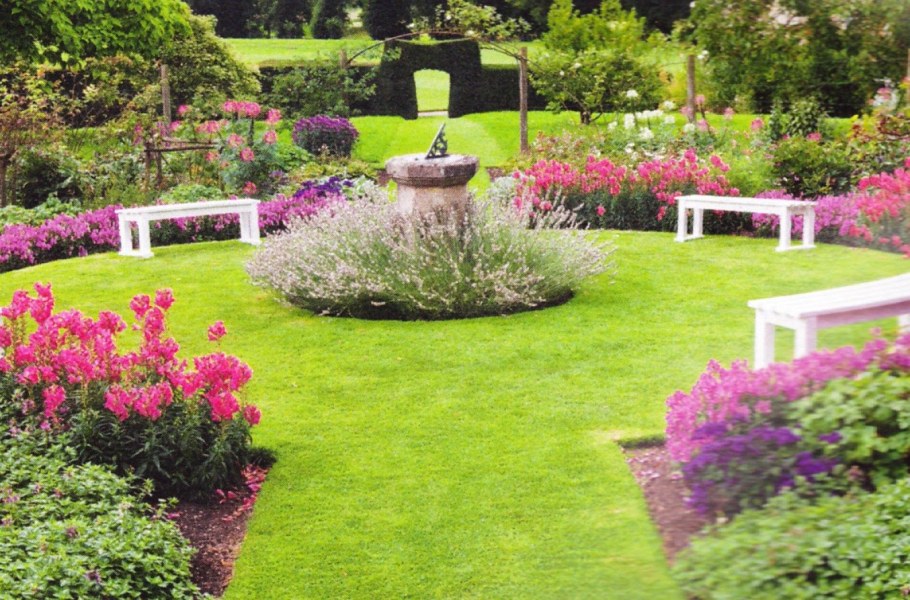 Клумбы на газоне на даче