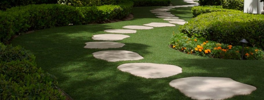 Островки цветов на газоне