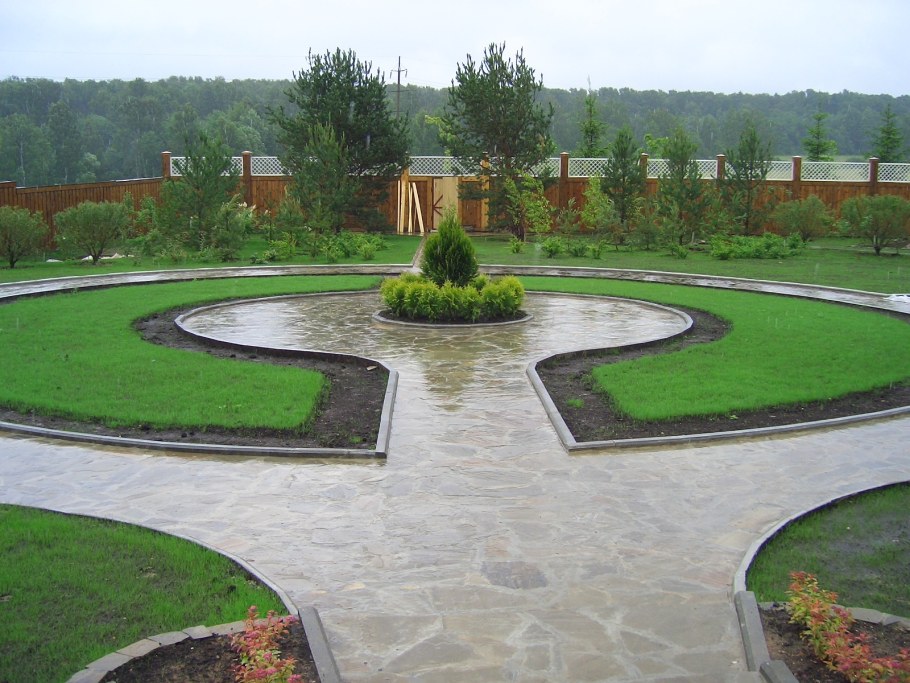 Круглый пруд в мощении