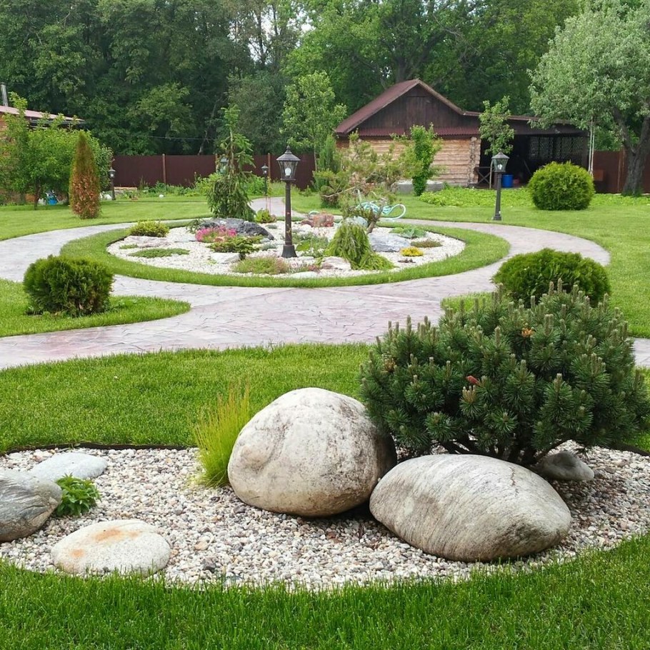 Камни на газоне