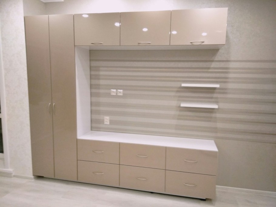 Стенка бежевый глянец