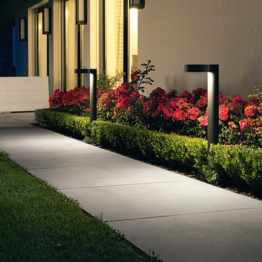 Фонари вдоль дорожек