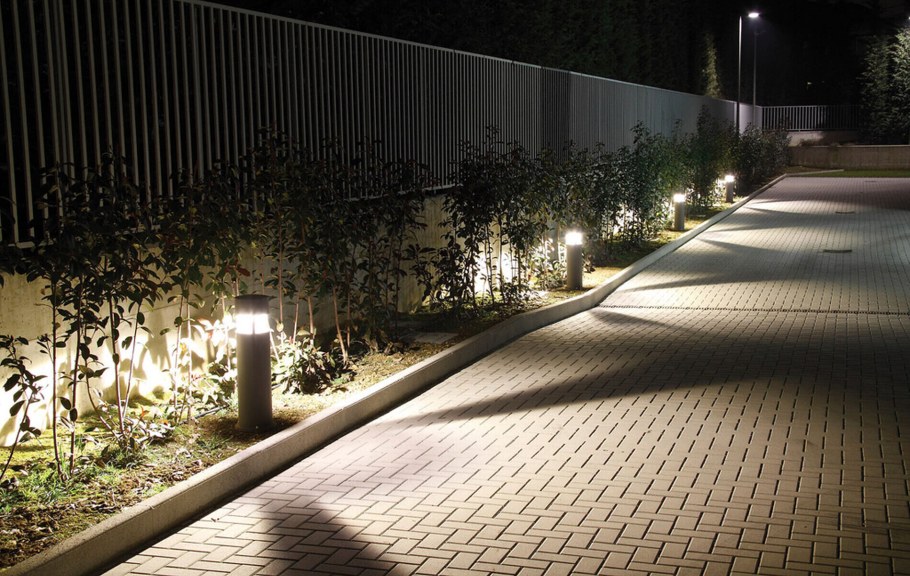 Светильники вдоль дорожек