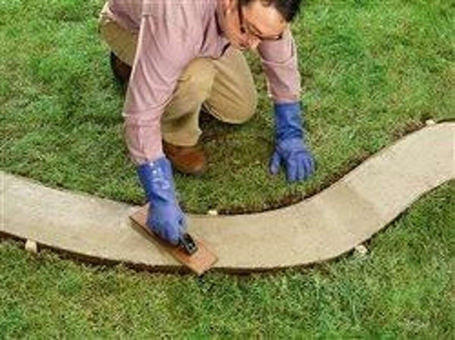 Дорожка из бетона с бордюром