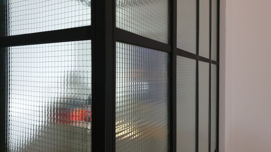 Окно с армированным стеклом