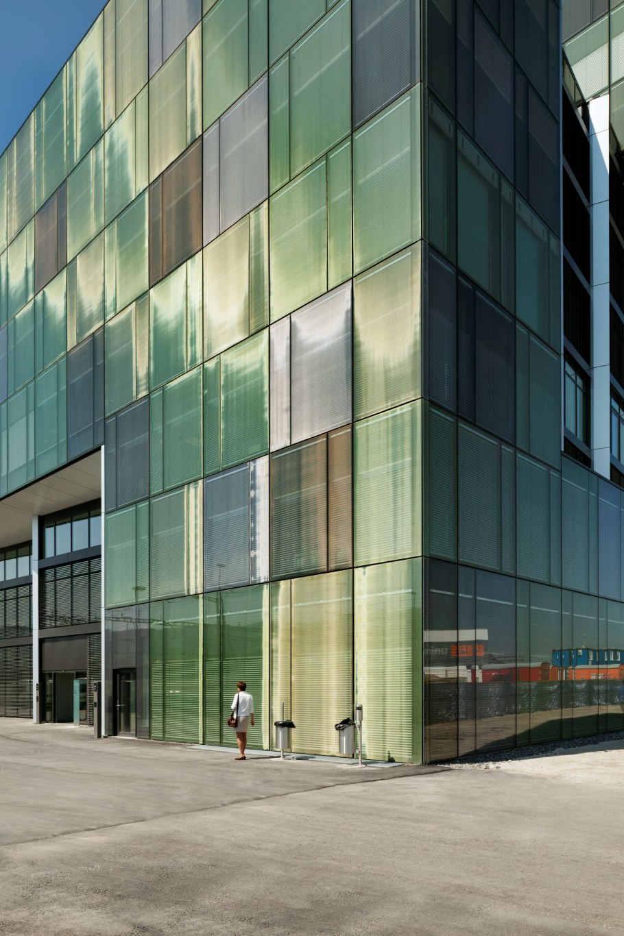 Серые здания с зелёными стёклами