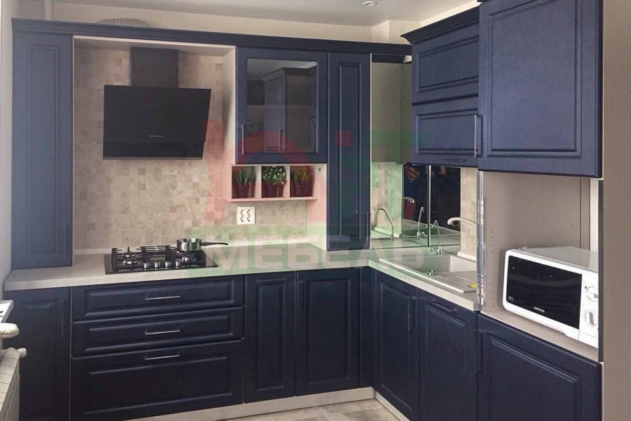 Кухня чернильного цвета