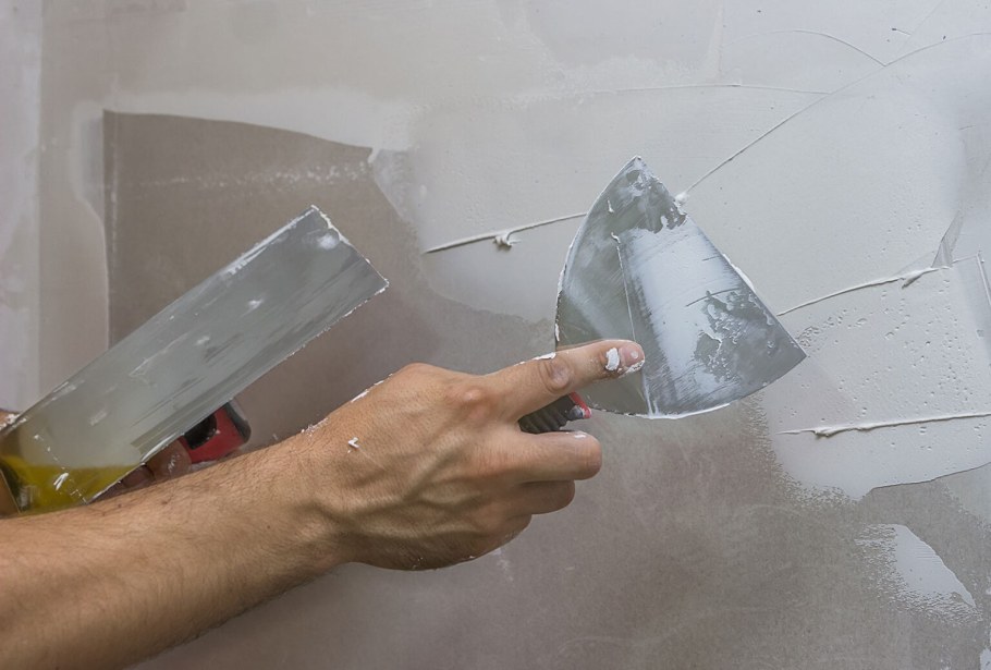 Нанесение декоративной штукатурки короед