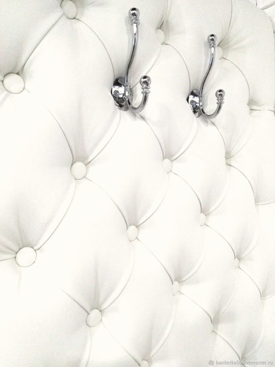 Каретная стяжка в прихожей с вешалкой