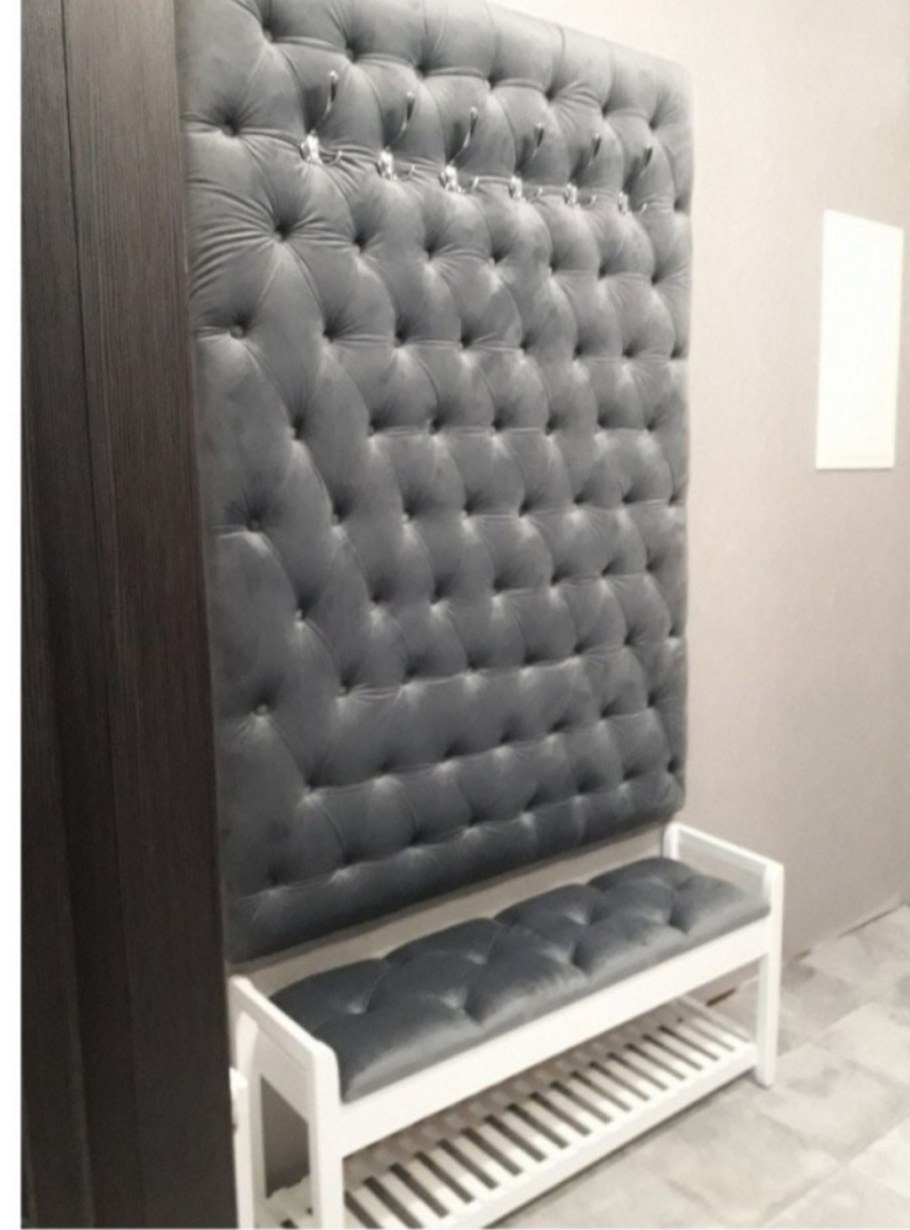 Каретная стяжка в прихожей с вешалкой