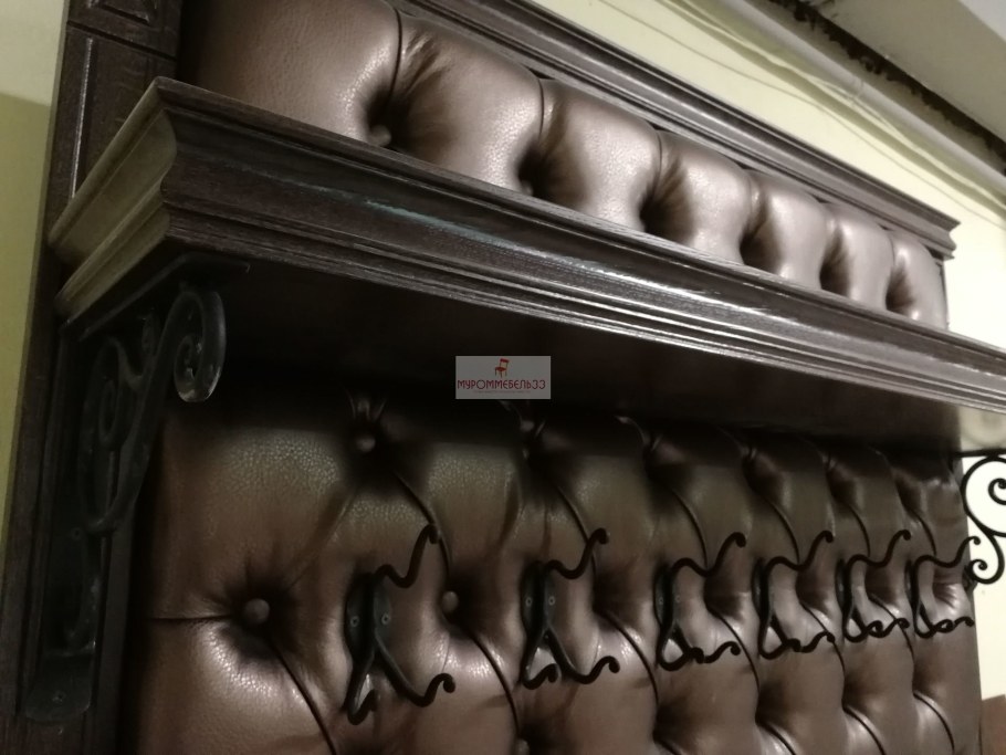 Каретная стяжка в прихожей с вешалкой