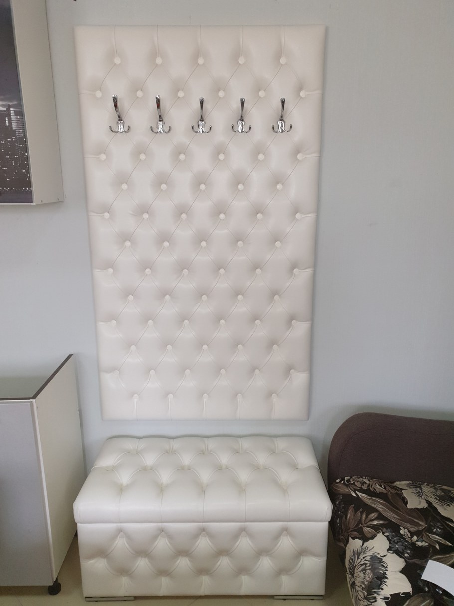 Прихожая с мягкой обивкой