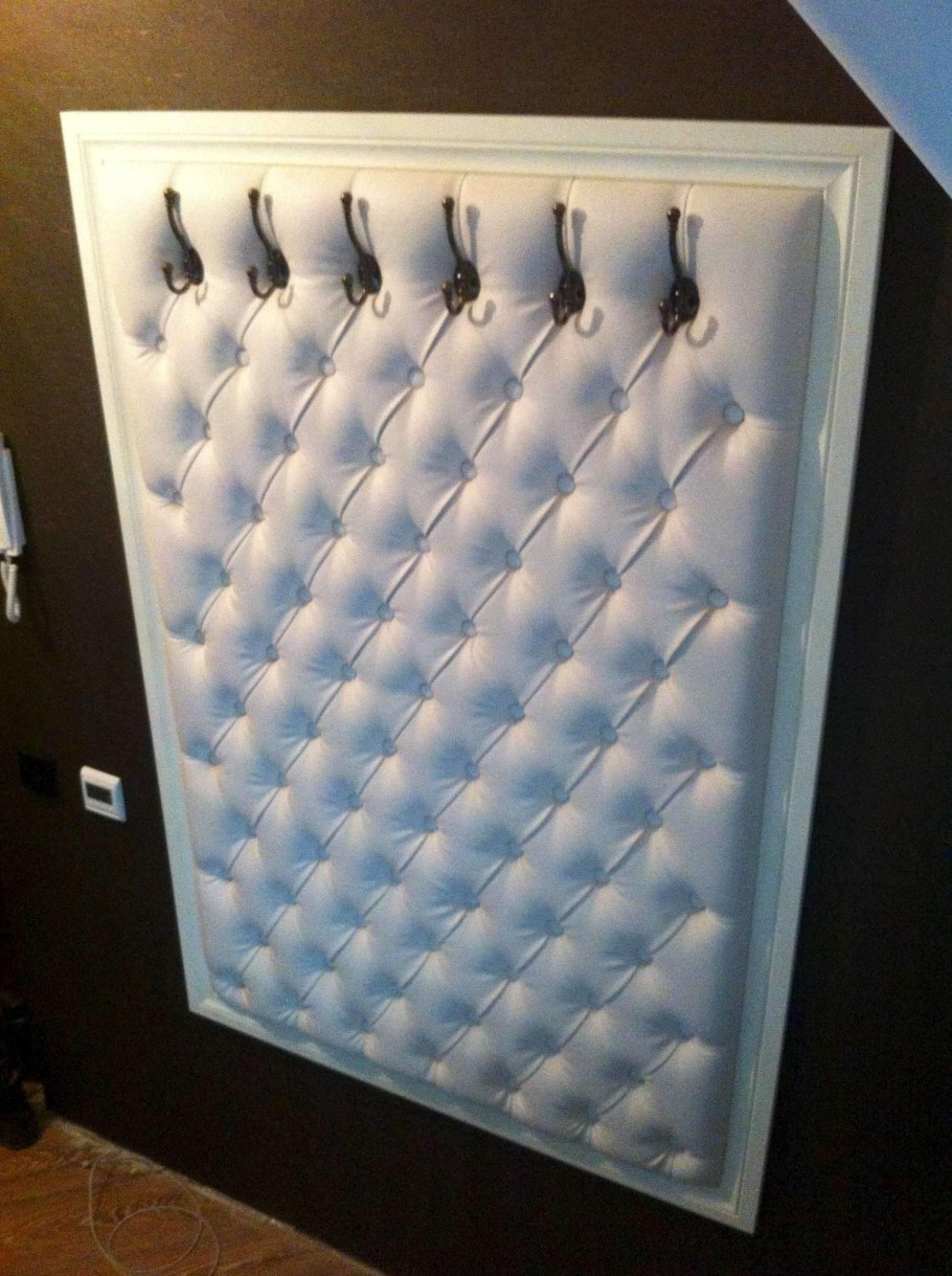 Вешалка настенная с каретной стяжкой и полкой