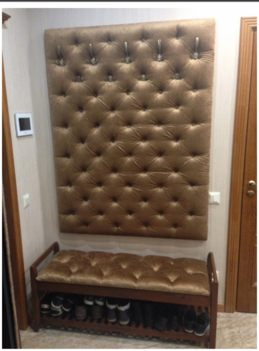 Каретная стяжка в прихожей с вешалкой