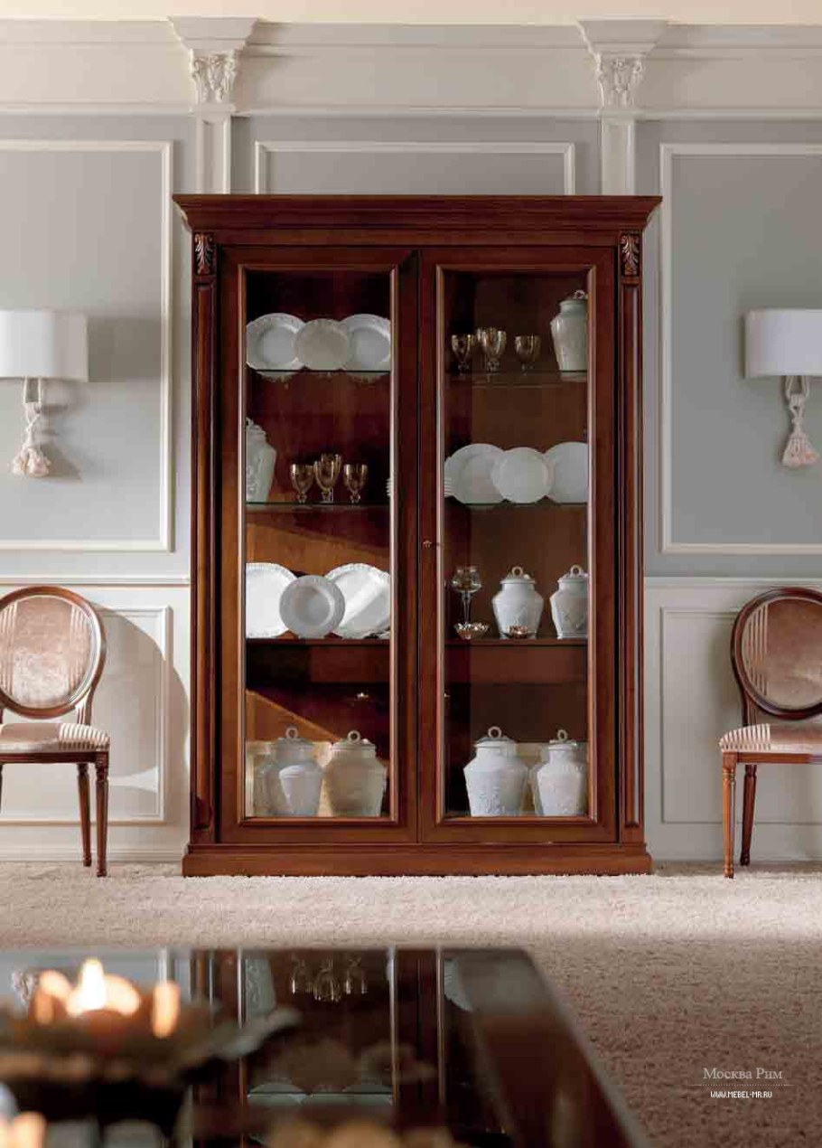 Встроенный сервант в классическом стиле